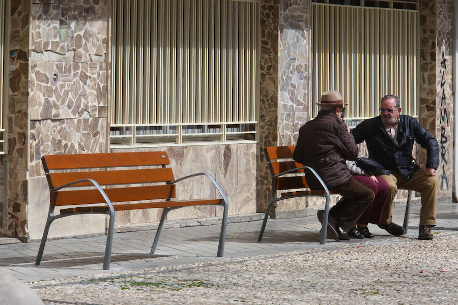 La pasada semana se cambiaron los tradicionales bancos de hierro por otros nuevos de madera