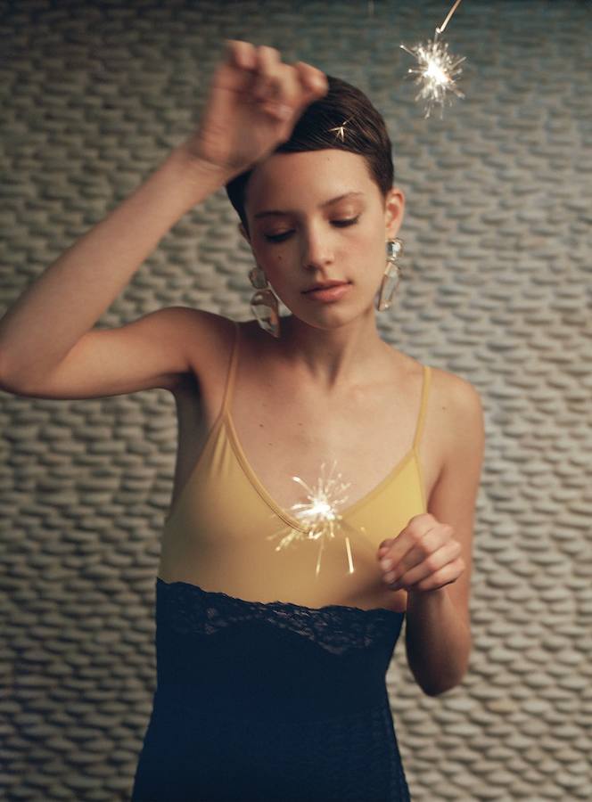 Vestidos, camisetas, camisas y complementos conforman la línea 'California Rush' con la que la firma de Inditex pretende marcar la vigente temporada