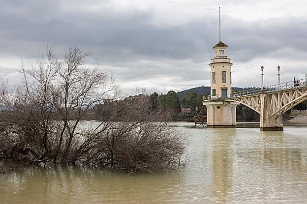 El pantano del Cubillas, cerca del lleno tras las lluvias registradas desde febrero.