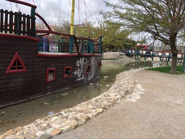 Barco pirata, sin pasarela pero con piedras improvisadas para entrar.