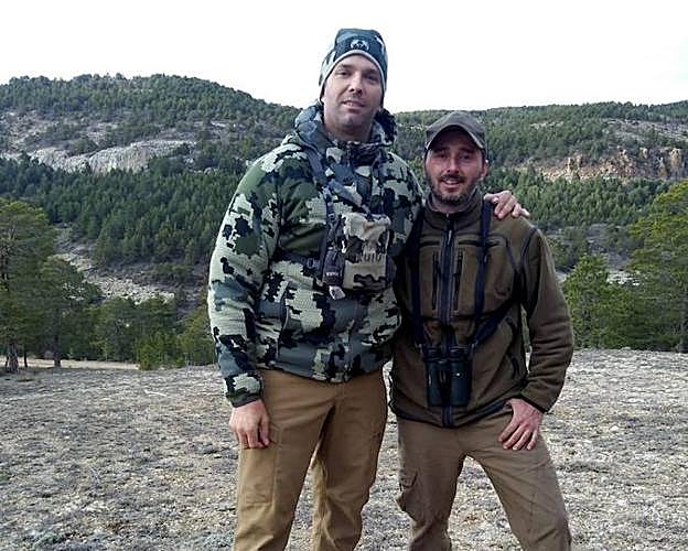 Fotografía facilitada por la Asociación de Turismo de Gúdar Javalambre, de Donald Trump Junior (i), hijo mayor del presidente de Estados Unidos, junto con el guía José Hernández (d) en la comarca de Gúdar Javalambre (Teruel).