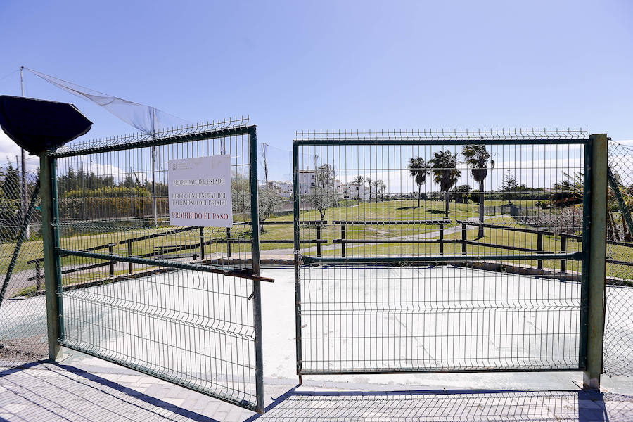 Después de que el Estado haya recuperado 8 hoyos del campo de golf de Playa Granada, así están las instalaciones actualmente. Una parte vallada y la zona de los propietarios actuales, la que está abierta, tiene sus hoyos renombrados para utilizarlos dos veces duranet el recorrido. 
