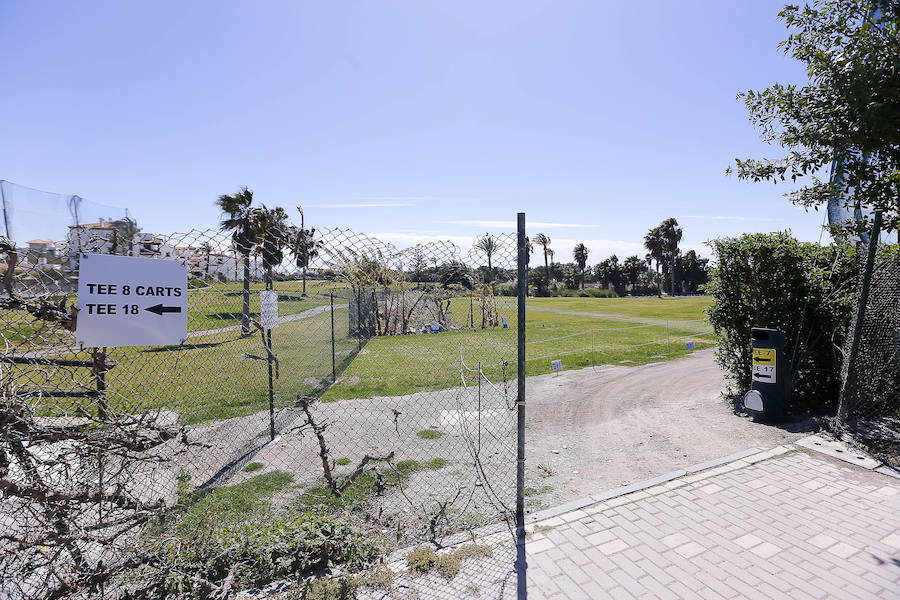 Después de que el Estado haya recuperado 8 hoyos del campo de golf de Playa Granada, así están las instalaciones actualmente. Una parte vallada y la zona de los propietarios actuales, la que está abierta, tiene sus hoyos renombrados para utilizarlos dos veces duranet el recorrido. 