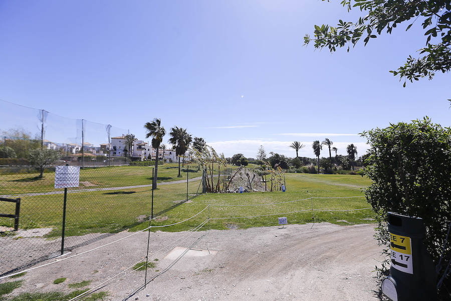 Después de que el Estado haya recuperado 8 hoyos del campo de golf de Playa Granada, así están las instalaciones actualmente. Una parte vallada y la zona de los propietarios actuales, la que está abierta, tiene sus hoyos renombrados para utilizarlos dos veces duranet el recorrido. 