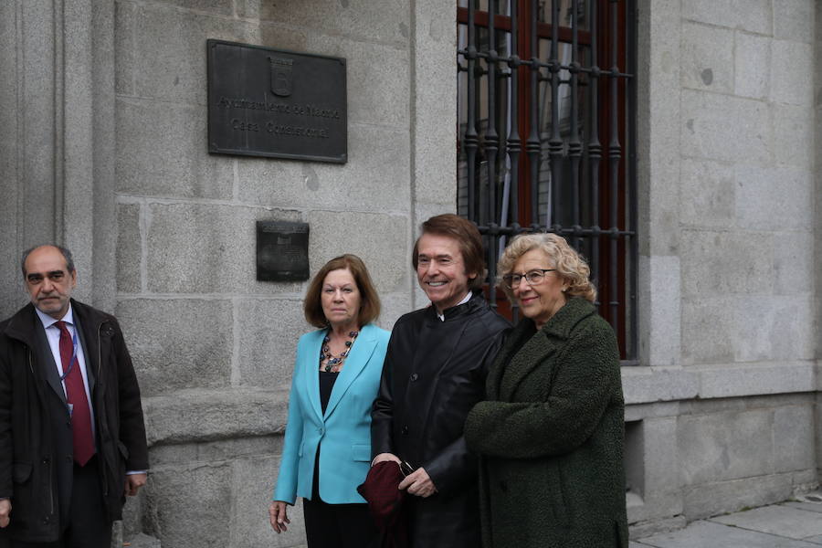 El 'Ruiseñor de Linares' ha recibido la distinción hoy en el Ayuntamiento de Madrid