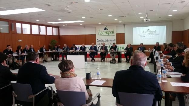 Reunión entre representantes autonómicos y la patronal en la sede de Asempal.