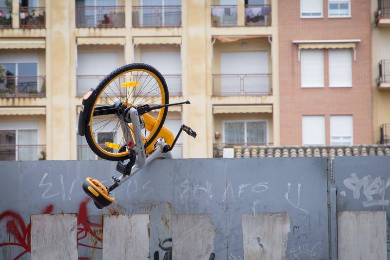 La ola de vandalismo con las bicis de alquiler no cesa en Granada, aparecen en cualquier sitio