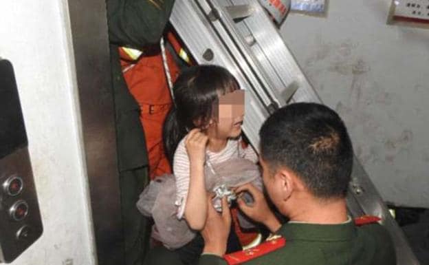 El milagro de la niña de seis años que ha sobrevivido atrapada en el hueco del ascensor