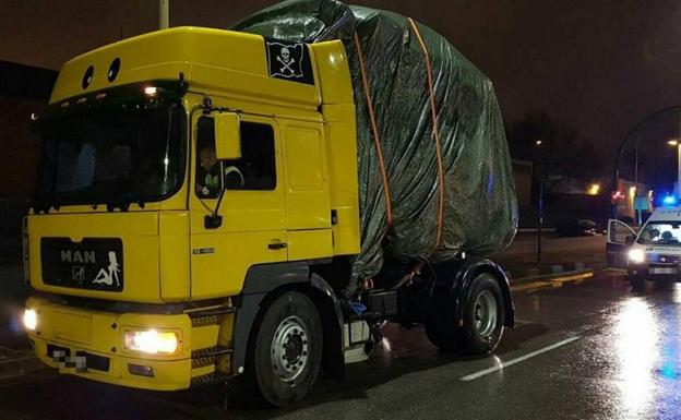 La surrealista carga de un camión que sorprendió a la Guardia Urbana