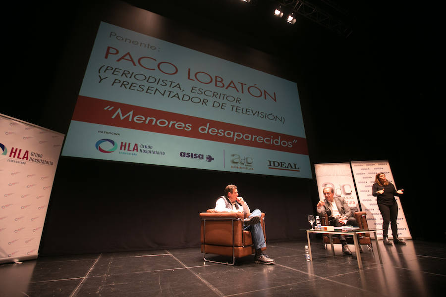 El periodista Paco Lobatón reclama en la Escuela de Padres de IDEAL «más medios» para afrontar con garantías las búsquedas de menores