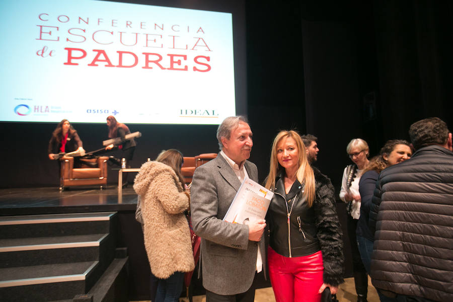 El periodista Paco Lobatón reclama en la Escuela de Padres de IDEAL «más medios» para afrontar con garantías las búsquedas de menores