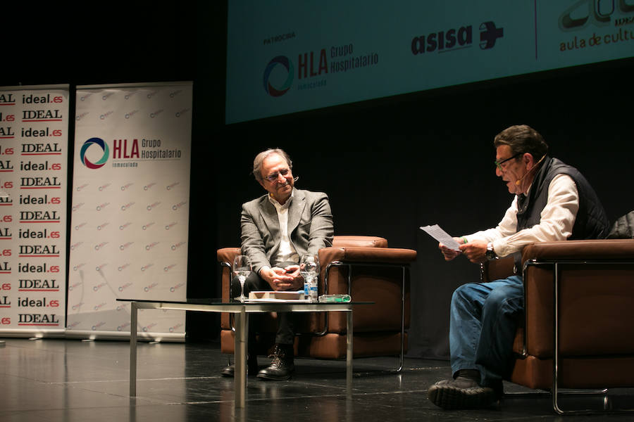 El periodista Paco Lobatón reclama en la Escuela de Padres de IDEAL «más medios» para afrontar con garantías las búsquedas de menores