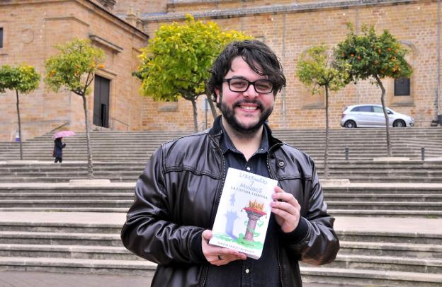 Emilio Prieto con el ejemplar de 'La última corona'.