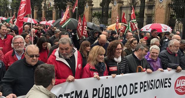 Carmen Castilla y Nuria López, dirigentes de UGT y CC OO en Andalucía, encabezaron la protesta en Sevilla. 