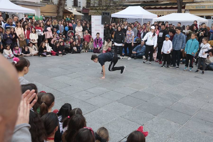 Las propuestas culturales y el buen tiempo lanzan a la calle a miles de granadinos