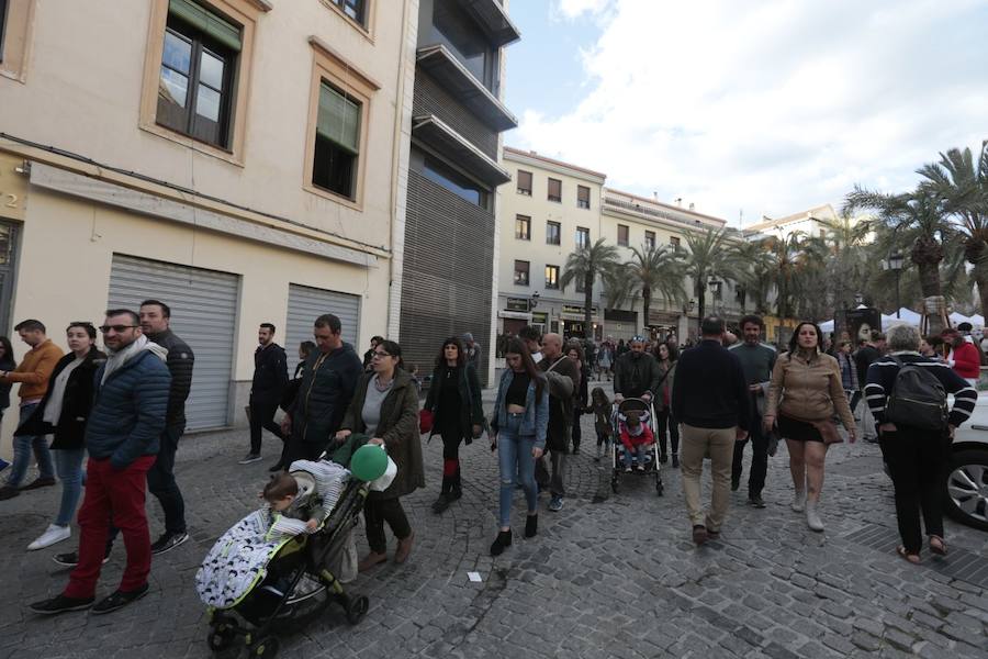 Las propuestas culturales y el buen tiempo lanzan a la calle a miles de granadinos