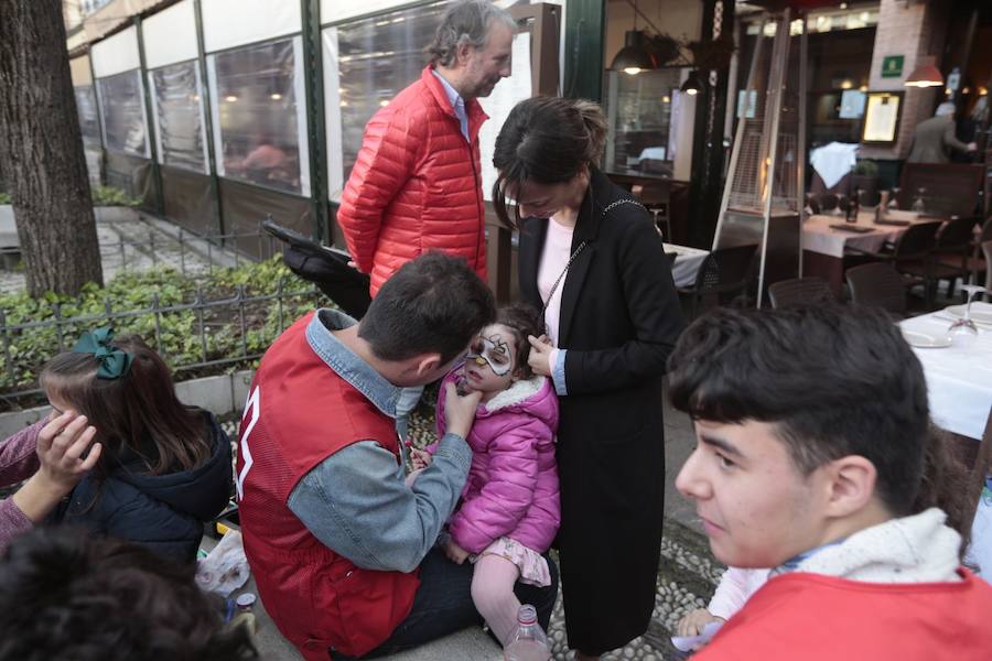 Las propuestas culturales y el buen tiempo lanzan a la calle a miles de granadinos