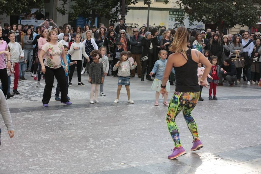 Las propuestas culturales y el buen tiempo lanzan a la calle a miles de granadinos