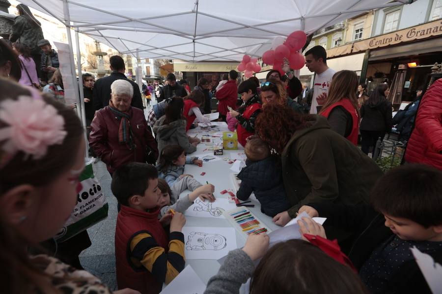 Las propuestas culturales y el buen tiempo lanzan a la calle a miles de granadinos