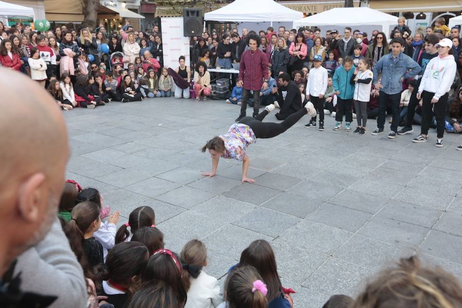 Las propuestas culturales y el buen tiempo lanzan a la calle a miles de granadinos