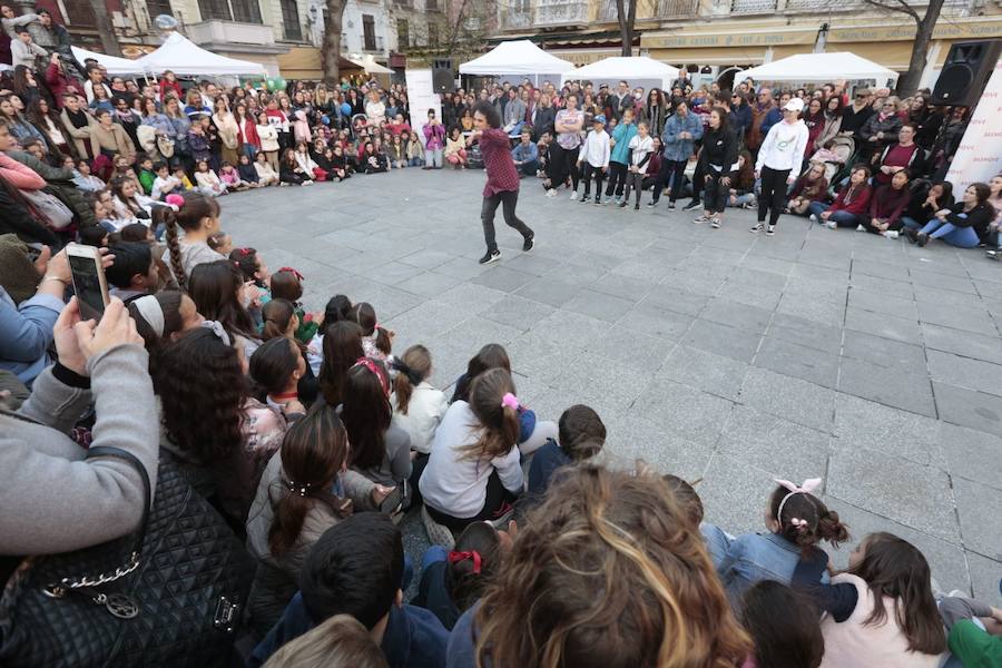 Las propuestas culturales y el buen tiempo lanzan a la calle a miles de granadinos