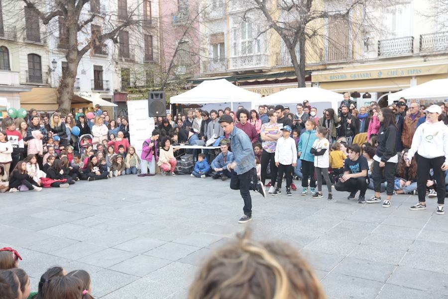 Las propuestas culturales y el buen tiempo lanzan a la calle a miles de granadinos