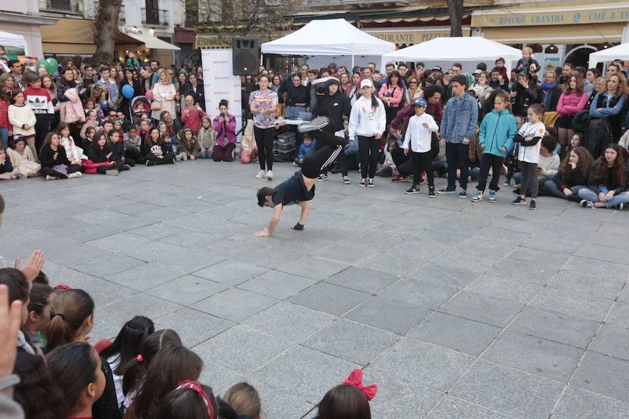 Las propuestas culturales y el buen tiempo lanzan a la calle a miles de granadinos