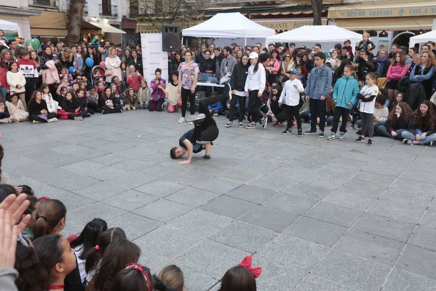 Las propuestas culturales y el buen tiempo lanzan a la calle a miles de granadinos