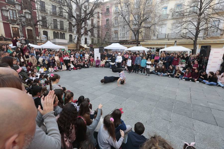 Las propuestas culturales y el buen tiempo lanzan a la calle a miles de granadinos