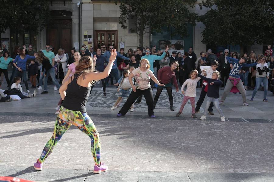 Las propuestas culturales y el buen tiempo lanzan a la calle a miles de granadinos