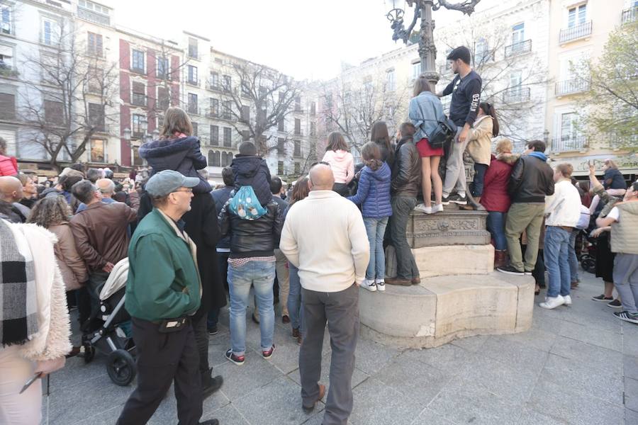 Las propuestas culturales y el buen tiempo lanzan a la calle a miles de granadinos