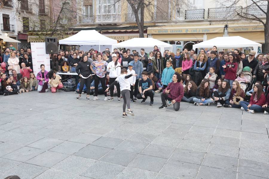 Las propuestas culturales y el buen tiempo lanzan a la calle a miles de granadinos