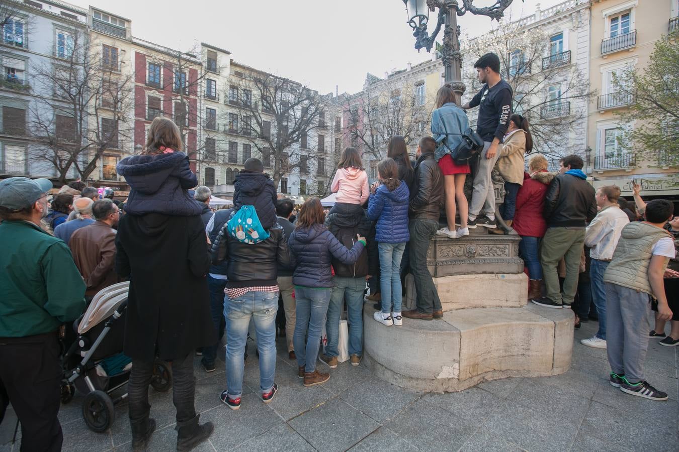 Los granadinos llenan museos y plazas en una jornada en la que el tiempo invita a disfrutar de la cultura