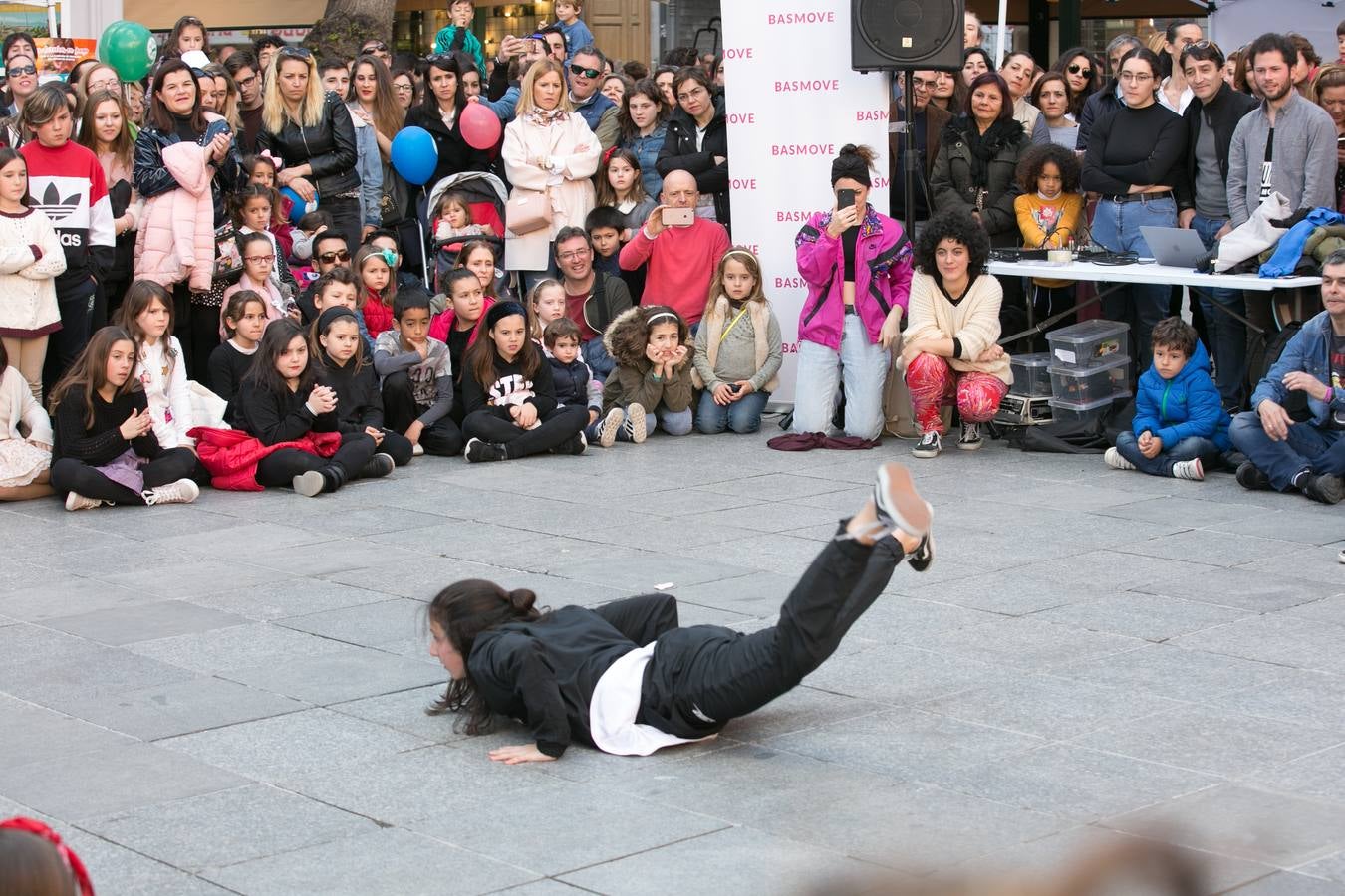 Los granadinos llenan museos y plazas en una jornada en la que el tiempo invita a disfrutar de la cultura