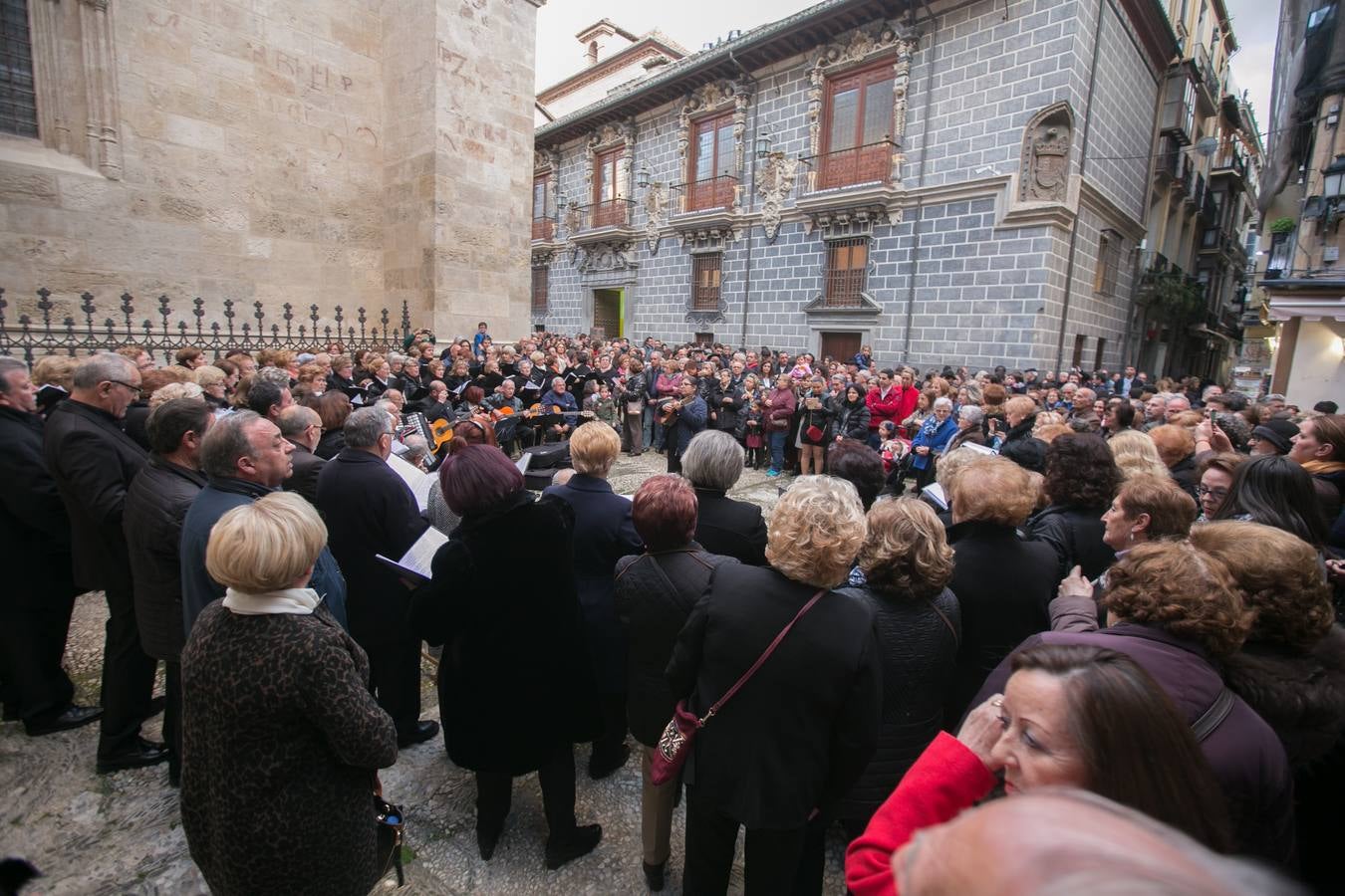 Los granadinos llenan museos y plazas en una jornada en la que el tiempo invita a disfrutar de la cultura