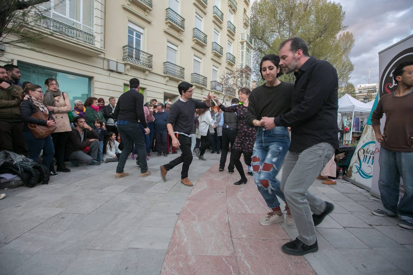 Los granadinos llenan museos y plazas en una jornada en la que el tiempo invita a disfrutar de la cultura