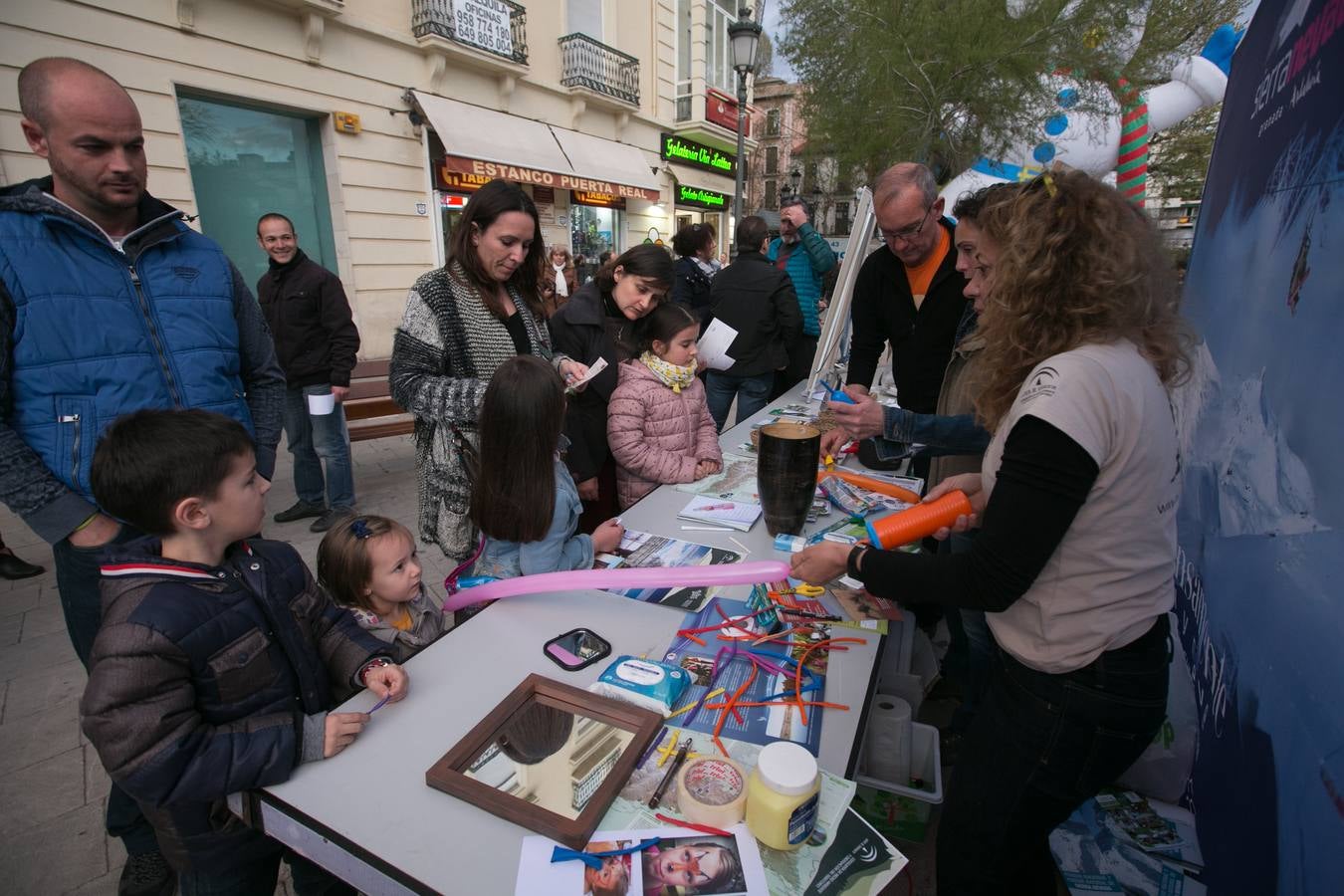 Los granadinos llenan museos y plazas en una jornada en la que el tiempo invita a disfrutar de la cultura