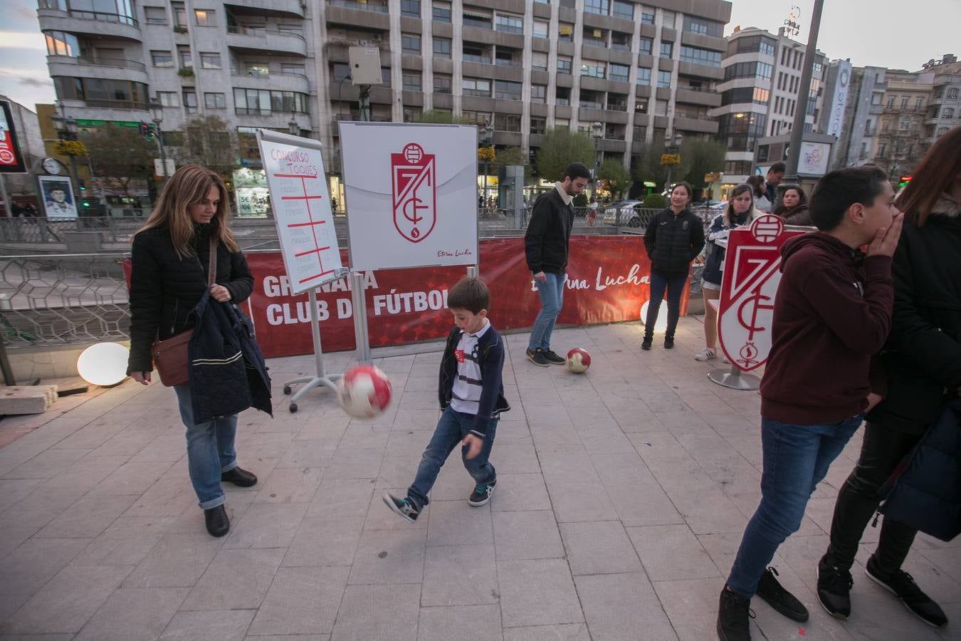 Los granadinos llenan museos y plazas en una jornada en la que el tiempo invita a disfrutar de la cultura