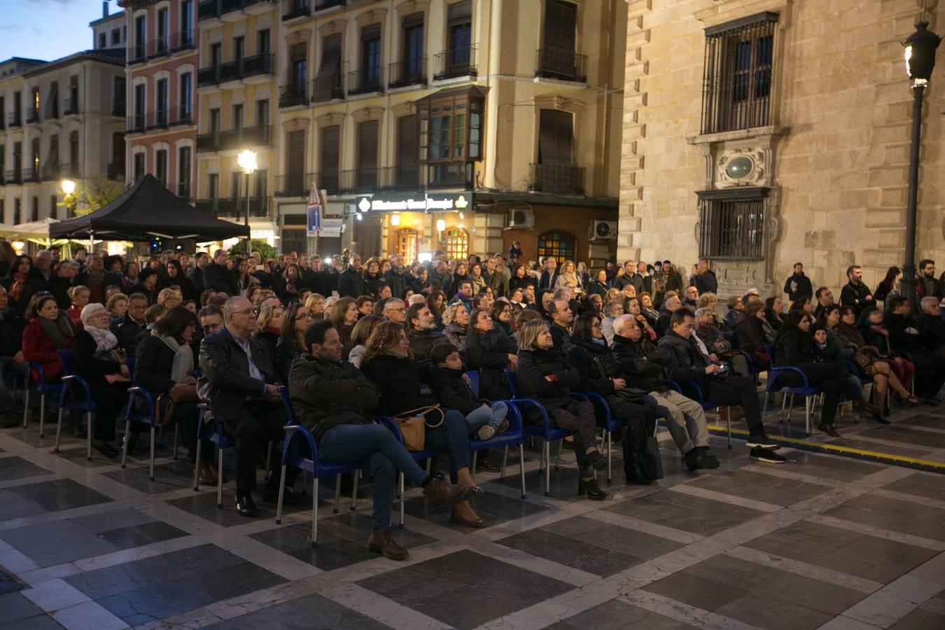 Los granadinos llenan museos y plazas en una jornada en la que el tiempo invita a disfrutar de la cultura