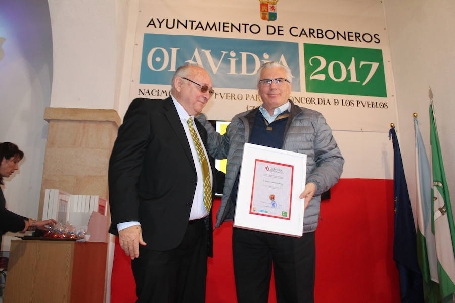 Carboneros entregó ayer sus premios Corazón de Olavidia | Entre los distinguidos, el periódico IDEAL, la Fundación Real Madrid y Baltasar Garzón