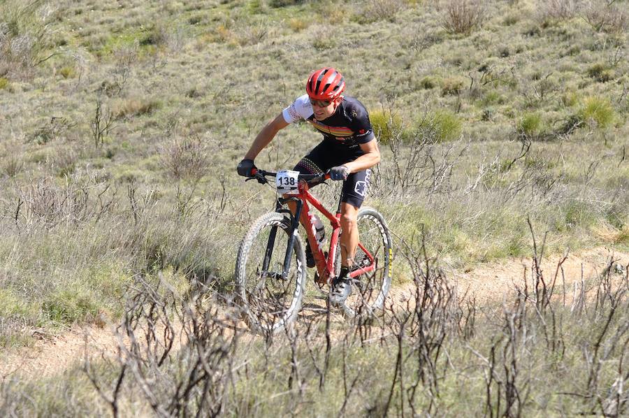 Más de un centenar y medio de deportistas de Granada y otros lugares han recorrido con sus bicicletas de montaña 40 kilómetros por zonas con un desnivel superior a los 1.000 metros