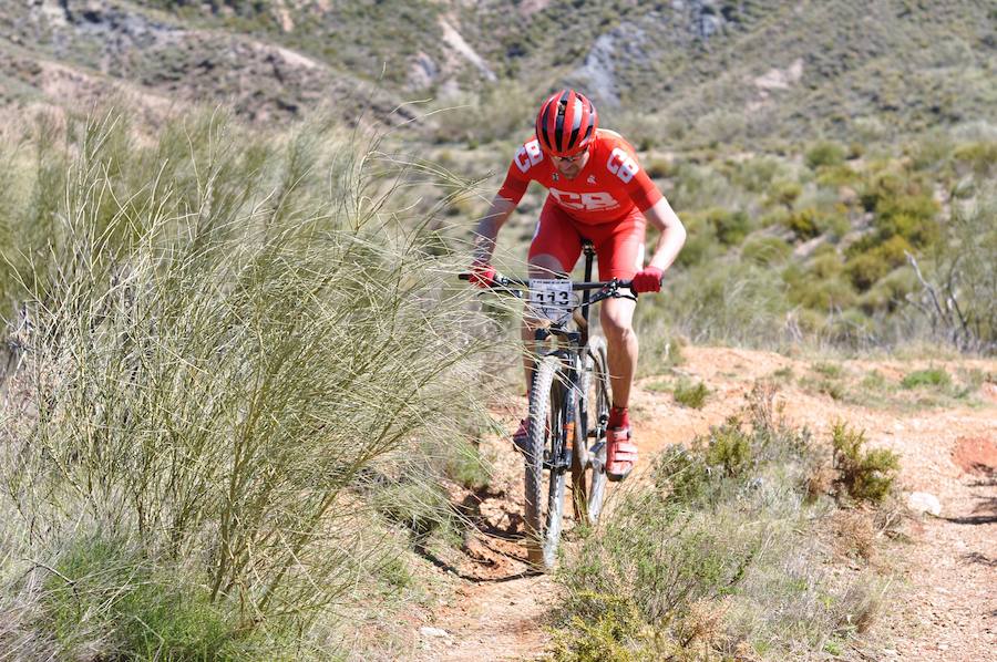Más de un centenar y medio de deportistas de Granada y otros lugares han recorrido con sus bicicletas de montaña 40 kilómetros por zonas con un desnivel superior a los 1.000 metros