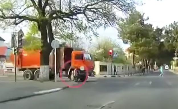 El increíble vídeo de una niña atropellada por un camión que se levanta como si nada