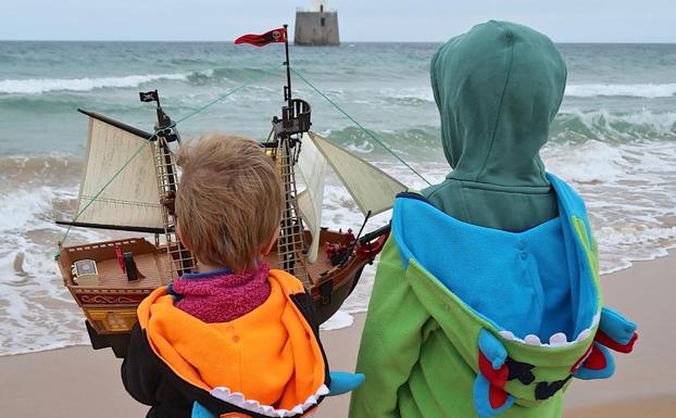 Los dos hermanos hace un año con su barco pirata.