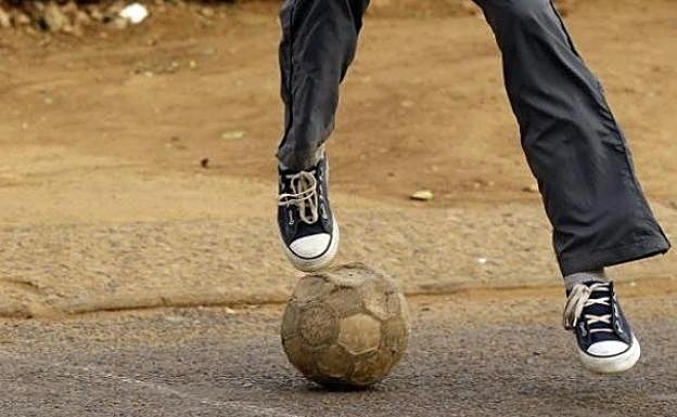 Simula regates de fútbol para distraer a las víctimas y robarles la cartera