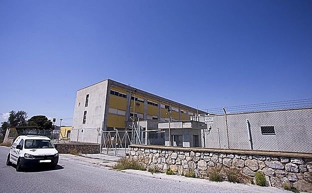 El pabellón militar está en el barrio de Los Álamos de Motril. 
