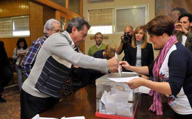 Juan Fernández votando.
