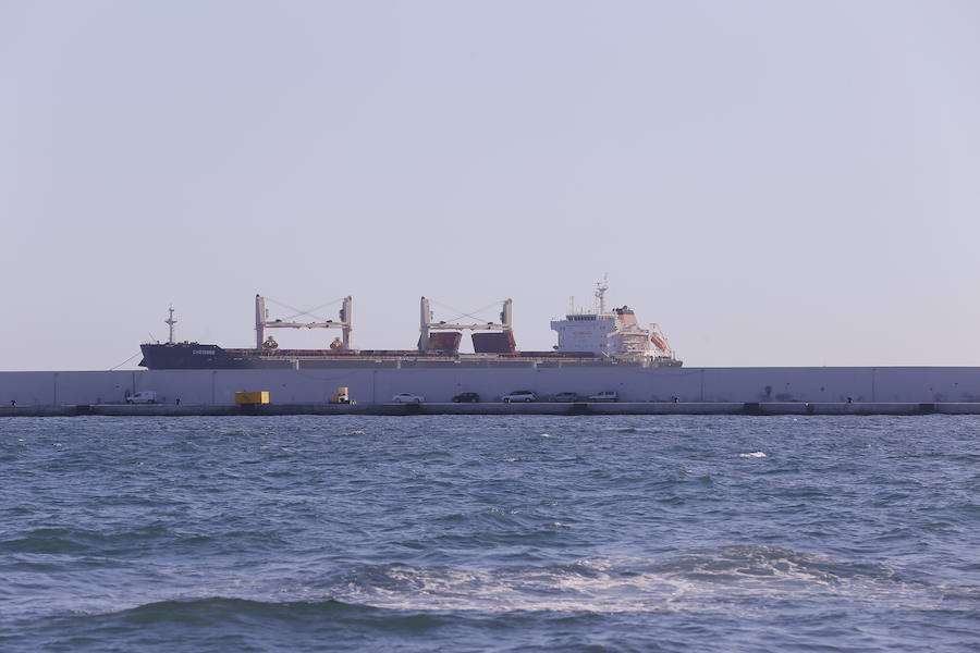 El carguero que se incendió en las costas canarias ha permanecido siete meses en Motril, donde se ha realizado su descarga, y ya se dirige a Turquía para ser vendido como chatarra 