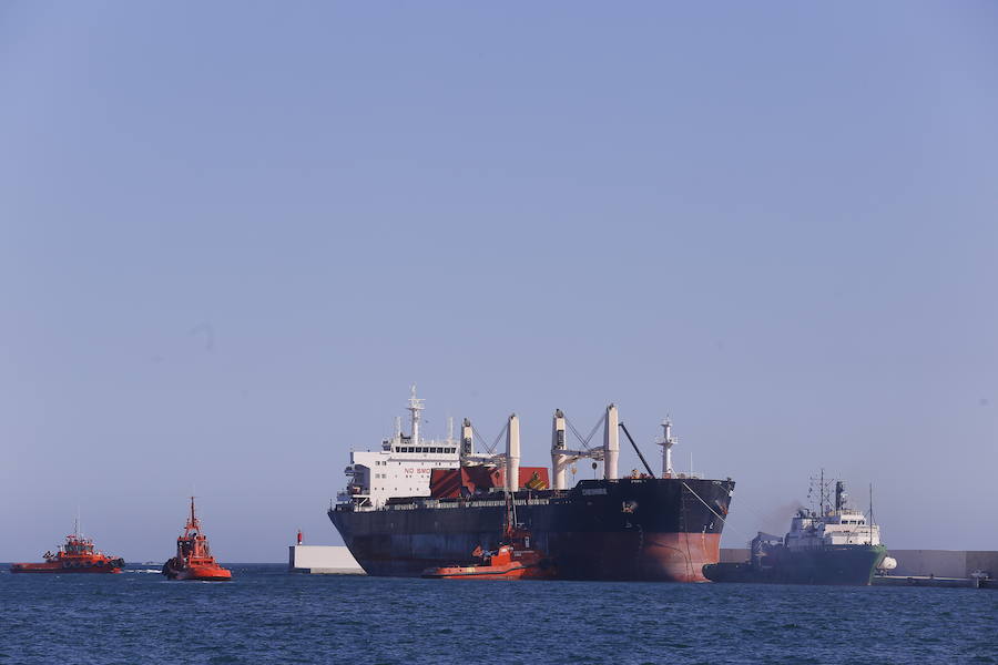 El carguero que se incendió en las costas canarias ha permanecido siete meses en Motril, donde se ha realizado su descarga, y ya se dirige a Turquía para ser vendido como chatarra 