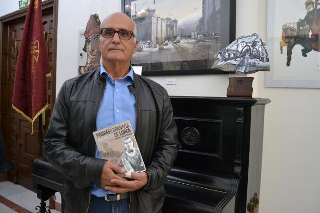 El hijo de Orozco Díaz, Emilio Orozco Redondo, con el libro, en el Centro Artístico. 